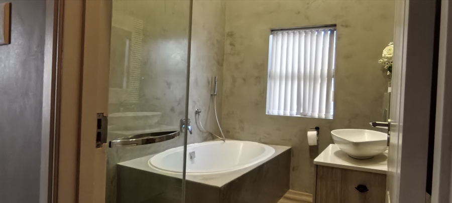 4 Bedroom Property for Sale in Monte Christo Western Cape